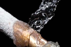 frozen pipe water damage, preventing frozen pipes, frozen pipe water damage